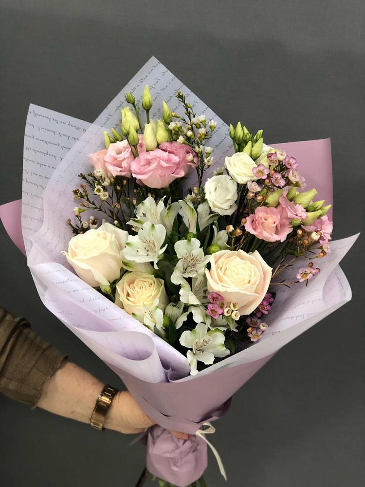 Букет цветов из: Альстромерии, Розы и Лизиантусы в Ялуторовске