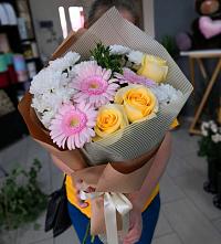 Букет цветов из:  Герберы, Розы и Хризантемы в Ялуторовске