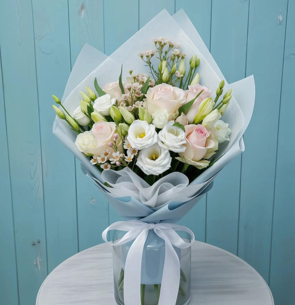 Букет цветов из: Розы и Лизиантусы в Ялуторовске