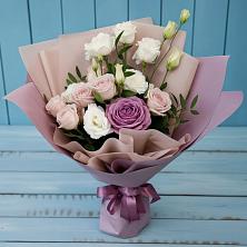Букет цветов из:  Розы и Лизиантусы в Ялуторовске