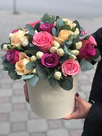 Цветочная композиция из Розы в шляпной коробке в Ялуторовске