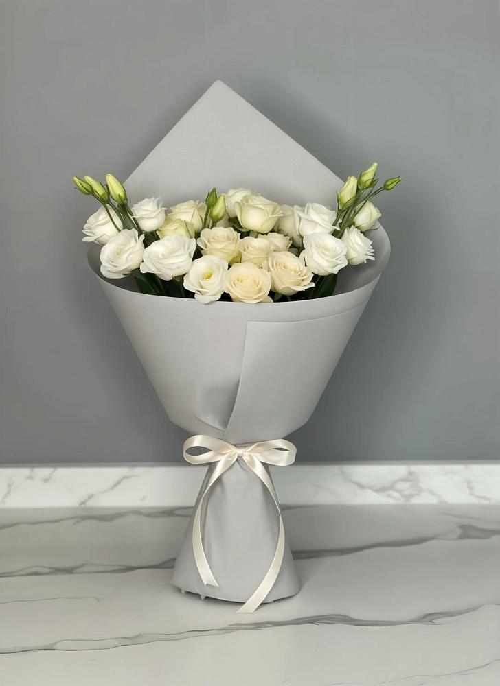 Букет цветов из: Розы и Лизиантусы в Ялуторовске