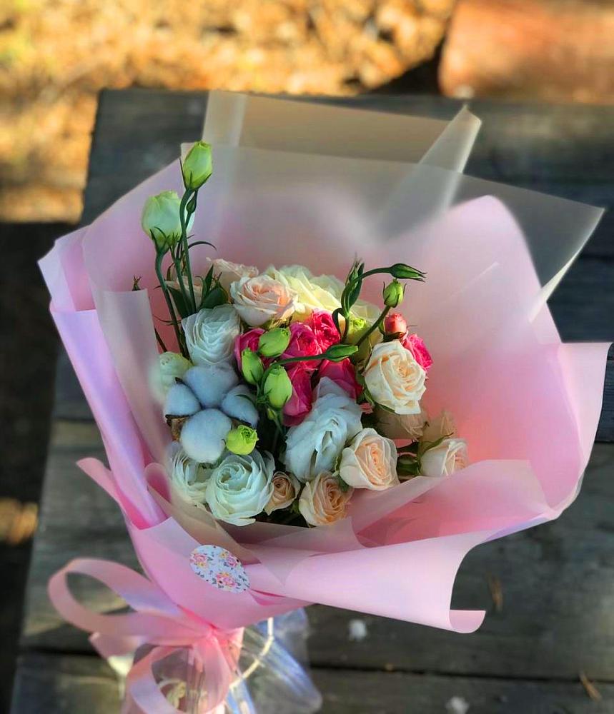 Букет цветов из: Розы и Лизиантусы в Ялуторовске