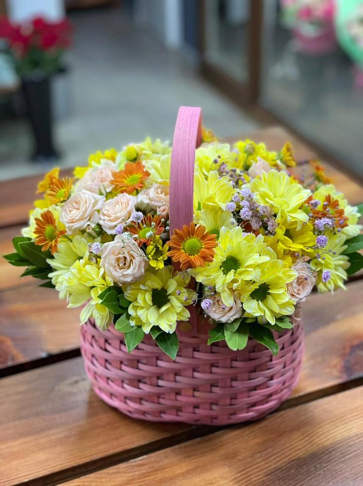 Цветочная композиция из Хризантемы и Розы в корзине в Ялуторовске