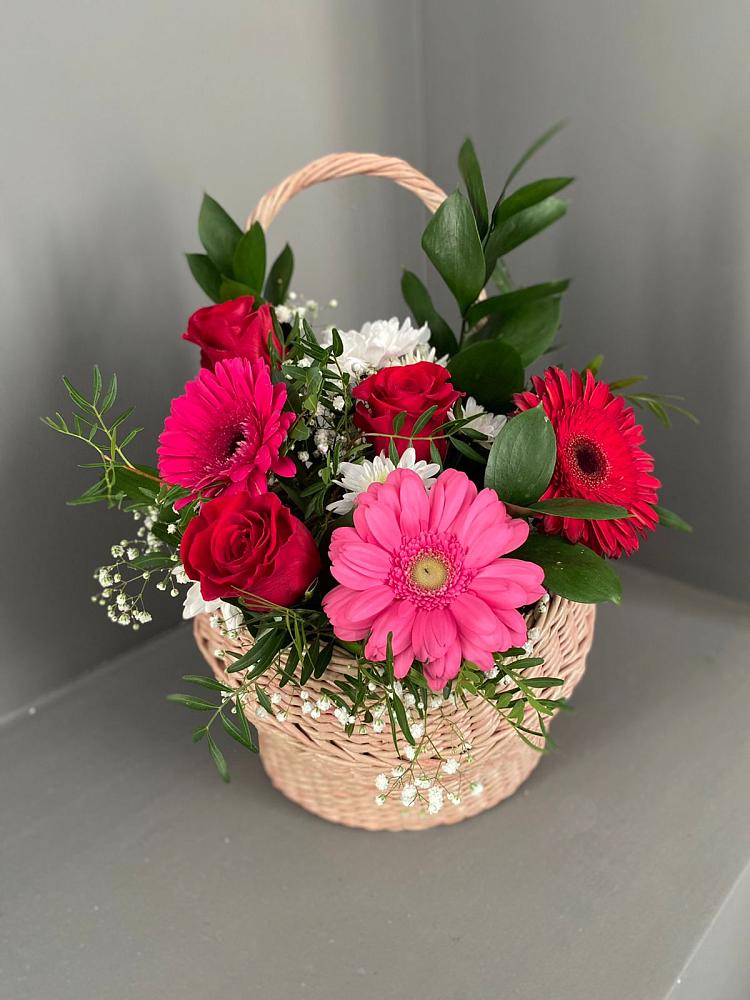 Цветочная композиция из Розы, Хризантемы и Герберы в корзине в Ялуторовске