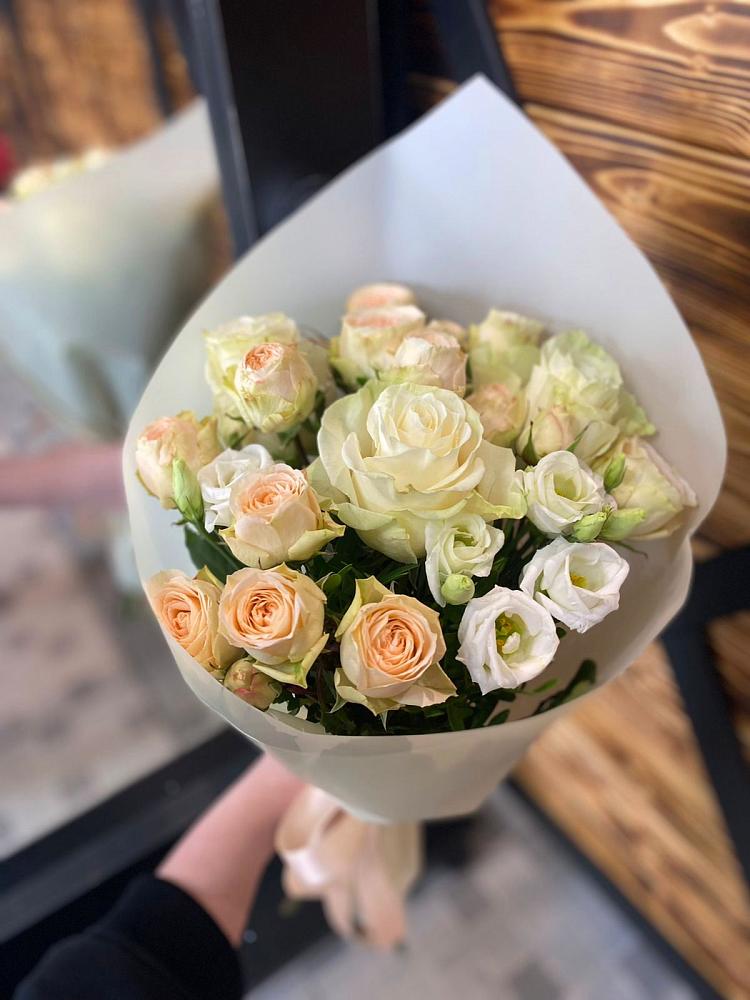 Букет цветов из: Розы и Лизиантусы в Ялуторовске